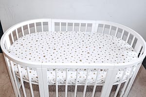 img_1082 Cearceaf Premium Ranforce 5 Stele – cu inimioare aurii și gri, pentru Pătuț Bebeluș (Rotund 75x75 / Oval 77x127 / 120x60)