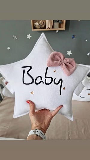 Pernuță stea personalizata cu nume Pernuță Steluță Personalizată pentru Pătuțul de Copii