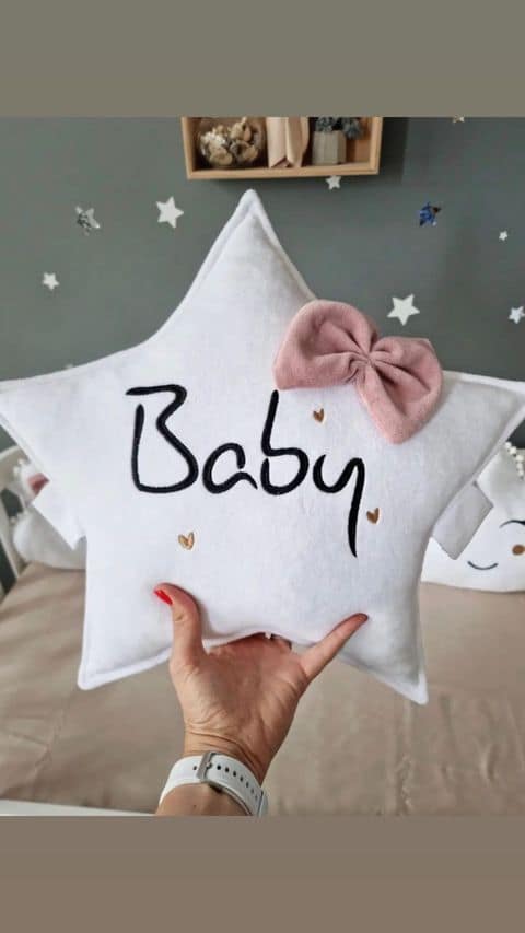 Pernuță stea personalizata cu nume Pernuță Steluță Personalizată pentru Pătuțul de Copii
